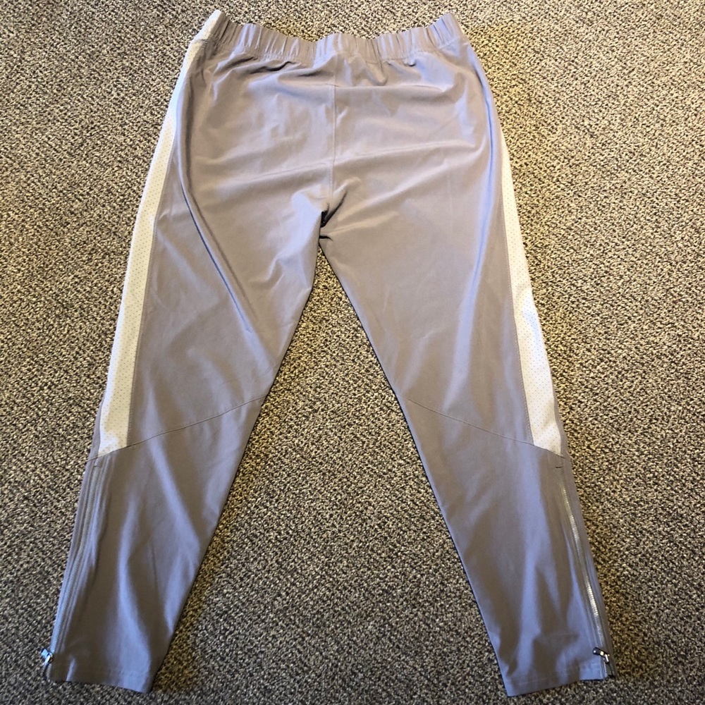 Women’s Under Armor Size M Sweatpants - Picture 2 of 3